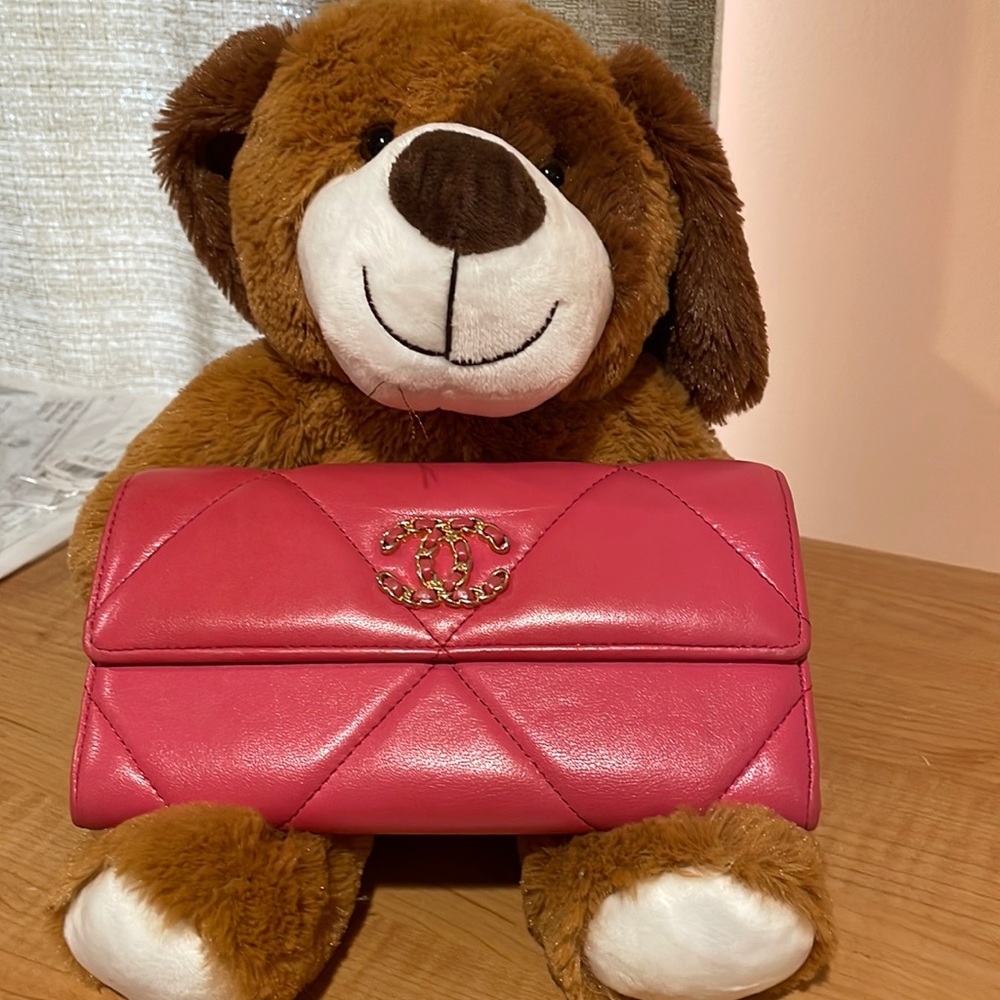 💯 authentic Chanel wallet
